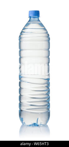 Kunststoff Flasche Mineralwasser auf weißem Hintergrund Stockfoto