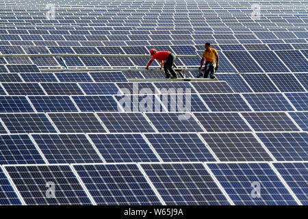 ------ Chinesische Arbeiter installieren Solaranlagen mit einer Photovoltaik- Kraftwerk in Ningbo City, der ostchinesischen Provinz Jiangsu, 23. Juni 2018. Wind- und Stockfoto