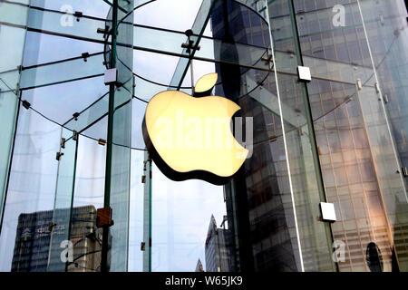 ---- Blick auf einen Apple Store in der IFC Mall in Shanghai, China, 1. August 2018. Apple Inc. sagt es gezogen hat illegale Lotterie Apps aus dem App Sto Stockfoto