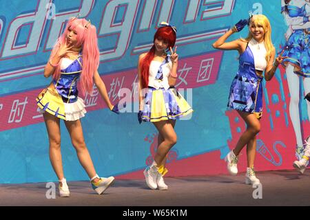 Chinesische cosers in Cosplay Kostüme gekleidet darstellen, während das Beijing International Comics & Animation Festival 2018 in Peking, China, 9. August 2018. Stockfoto