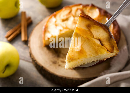 Hausgemachten Apfelkuchen auf hölzernen Tisch. Stockfoto