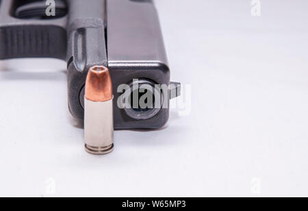 Ein schwarzes 9-mm-Pistole Schnauze mit einem 9-mm-hollow Point bullet Weiter, um es auf einem weißen Hintergrund Stockfoto