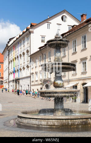 Brunnen auf dem neuen Marktplatz Novi Trg Breg Ljubljana Slowenien Eu Europa Stockfoto