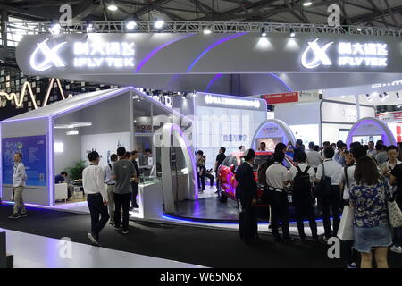 ---- Leute besuchen Sie den Stand von iFlytek während einer Ausstellung in Shanghai, China, 26. Juli 2018. Chinas große künstliche Intelligenz (KI) Unternehmen Stockfoto