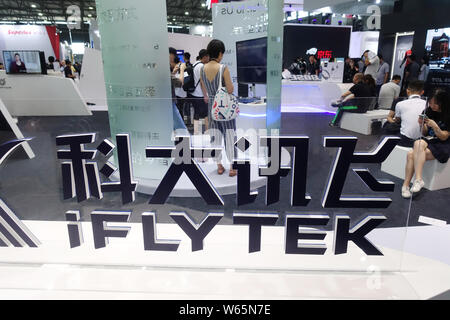 ---- Leute besuchen Sie den Stand von iFlytek während einer Ausstellung in Shanghai, China, 14. Juni 2018. Chinas große künstliche Intelligenz (KI) Unternehmen Stockfoto