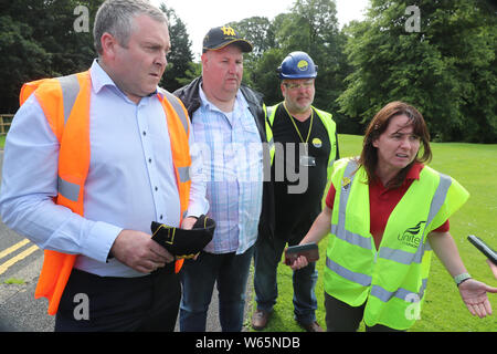 (Von links nach rechts) Michael Mulholland, regionale Organisator für die GMB in Nordirland, Barry Reid, steelworker, Joe Passmore Unite Vertrauensmann und Susan Fitzgerald regionale Veranstalter für Unite nach einem Brief von Stahlarbeitern, ein leitender Beamter in Stormont Haus in Belfast. Stockfoto