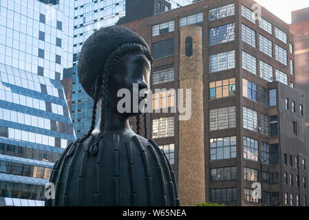 Blick auf die monumentale Skulptur mit dem Titel Brick House, von Simone Leigh, auf die High Line stationiert im Chelsea Gegend von Manhattan, New York City, USA. Stockfoto