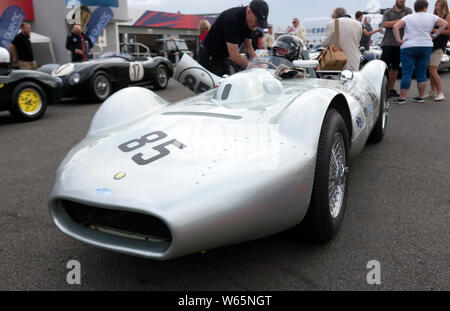 Stephen Bond in seinem silbernen, Lister Bristol Flat Iron, Warten auf den Start der Qualifikation für die RAC-Woodcote Trophy für Pre' 56 Sportwagen Stockfoto