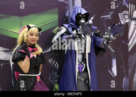 Chinesische cosers in Cosplay Kostüme gekleidet darstellen, während das Beijing International Comics & Animation Festival 2018 in Peking, China, 9. August 2018. Stockfoto