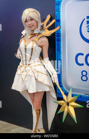 Eine chinesische Showgirl, Cosplay Kostüm, stellt im Rahmen der 16. China Digital Entertainment Expo, auch als ChinaJoy 2018 in Shanghai, Kinn bekannt Stockfoto