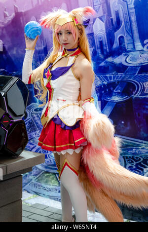 Eine chinesische Showgirl, Cosplay Kostüm, stellt auf dem Stand der Toshiba während des 16. China Digital Entertainment Expo, auch als ChinaJoy bekannt Stockfoto