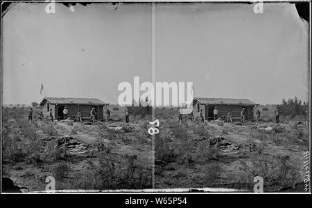 Green River. Hütte am Fort Robidoux, gegenüber der Mündung des Uinta, 1871 Foto. (Dodd's Cabin, White River Tal); Umfang und Inhalt: Green River. Hütte am Fort Robidoux, gegenüber der Mündung des Uinta, 1871 Foto. (Dodd's Cabin, White River Valley). Die Männer sind l.r.; Dellenbaugh, Blick durch ein Fernglas; Jack Hillers sitzen und nach; Thompson auf den Arm der Stuhl; Beaman stand vor der Tür; Clement Powell auf seinem linken; Steward nächste; Andy Hattan; Captain Bischof, in der Nähe von Tree. Hinweis: dellenbaugh auf Seite 264, die Romantik des Colorado River, capt Stockfoto