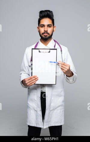 Closeup Portrait von Stattlichen männlichen Ärztin oder Arzt oder Krankenschwester, Zwischenablage, um Platz für Text und angezeigt, isoliert auf weißem Hinterg Stockfoto