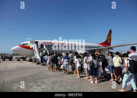 ---- Passagiere ein Flugzeug von Hainan Airlines der HNA Group am Internationalen Flughafen Sanya Phoenix in Sanya City, South China Hainan pr Stockfoto