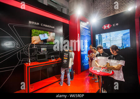 ---- Leute besuchen Sie den Stand von HSBC (Hongkong und Shanghai Banking Corporation Limited) während einer Ausstellung in Shanghai, China, 17. Mai 2018. Stockfoto