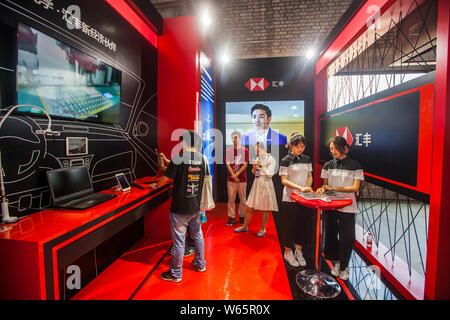---- Leute besuchen Sie den Stand von HSBC (Hongkong und Shanghai Banking Corporation Limited) während einer Ausstellung in Shanghai, China, 17. Mai 2018. Stockfoto
