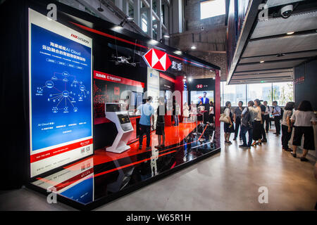 ---- Leute besuchen Sie den Stand von HSBC (Hongkong und Shanghai Banking Corporation Limited) während einer Ausstellung in Shanghai, China, 17. Mai 2018. Stockfoto