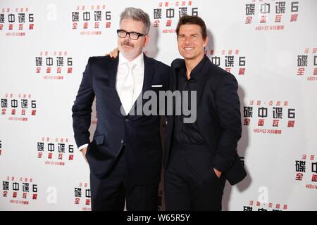 Amerikanische Schauspieler Tom Cruise, rechts, und der amerikanische Regisseur Christopher McQuarrie ankommen auf dem roten Teppich für die China Premiere des Films 'Mission: ICH Stockfoto