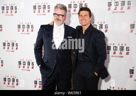 Amerikanische Schauspieler Tom Cruise, rechts, und der amerikanische Regisseur Christopher McQuarrie ankommen auf dem roten Teppich für die China Premiere des Films 'Mission: ICH Stockfoto