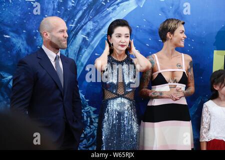 (Von links) englische Schauspieler Jason Statham, chinesische Schauspielerin Li Bingbing und australische Schauspielerin Ruby Rose ankommen auf dem roten Teppich zur Premiere der Stockfoto