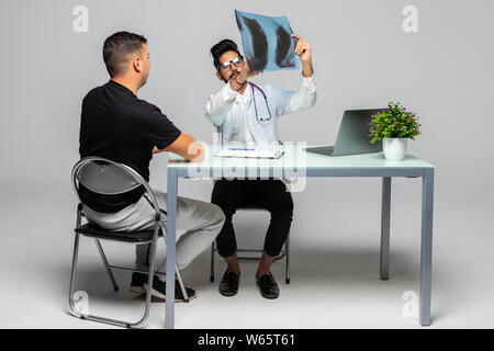 Männlicher Arzt erklären, Lunge Röntgen zu Patienten in der Arztpraxis Stockfoto