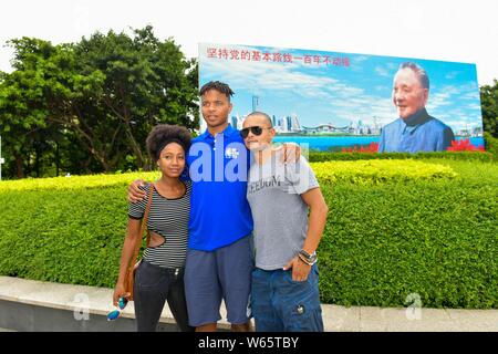 NBA-Star Markelle Fultz der Philadelphia 76ers, Mitte, posiert vor der Post mit einem Bild des verstorbenen chinesischen Politiker Deng Xiaoping die N zu fördern. Stockfoto