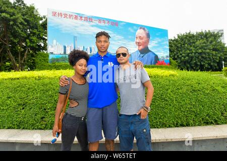 NBA-Star Markelle Fultz der Philadelphia 76ers, Mitte, posiert vor der Post mit einem Bild des verstorbenen chinesischen Politiker Deng Xiaoping die N zu fördern. Stockfoto
