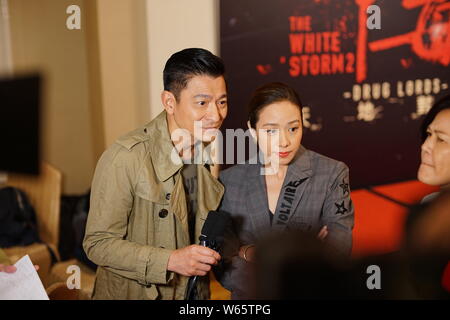 Hong Kong Schauspieler Andy Lau und Taiwanese-Canadian, Schauspielerin und Sängerin Karena Lam besuchen eine Pressekonferenz für den Hong Kong Film "White Storm 2 Stockfoto