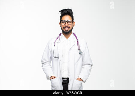 Männliche indische Arzt trägt einen weißen Kittel und Stethoskop. Auf weissem Hintergrund. Stockfoto