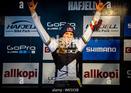SEPTEMBER 15, 2013 - HAFJELL, Norwegen. Rachel Atherton feiert den Gewinn der UCI MTB DH Wm Stockfoto