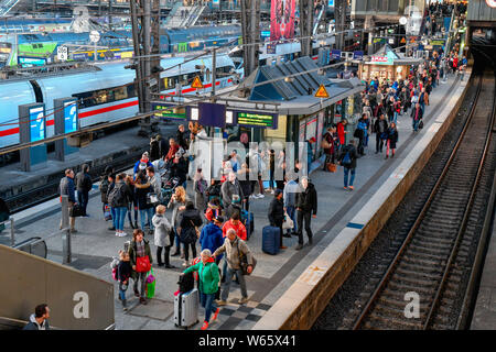 Zuege, Passagiere, Zugangsweg, Bahnhofshalle, Hauptbahnhof, Hamburg, Deutschland Stockfoto