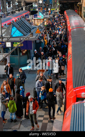 Zuege, Passagiere, Zugangsweg, Bahnhofshalle, Hauptbahnhof, Hamburg, Deutschland Stockfoto