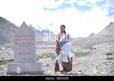 Ein Modell präsentiert eine neue Schöpfung der Traditionellen Tibetischen Kostüm während einer Modenschau auf dem Mount Qomolangma Base Camp in Dingri County, Shigatse Regi Stockfoto