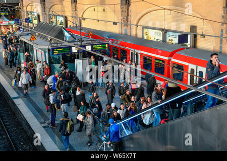 Zuege, Passagiere, Zugangsweg, Bahnhofshalle, Hauptbahnhof, Hamburg, Deutschland Stockfoto