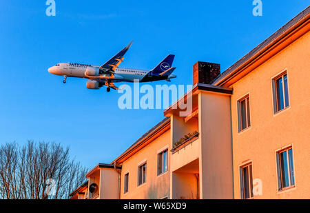 Lufthansa, Flugzeug, Landeanflug, Meteorstrasse, Tegel, Reinickendorf, Berlin, Deutschland Stockfoto