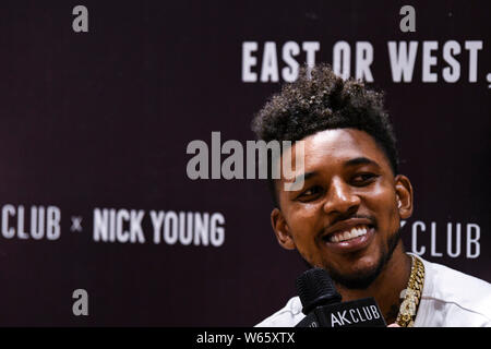 NBA-Star Nick Junge, der den Spitznamen "waggy P', der Golden State Warriors ist während seiner Reise nach China in Shanghai, China, 18. August 2018 befragt. Stockfoto