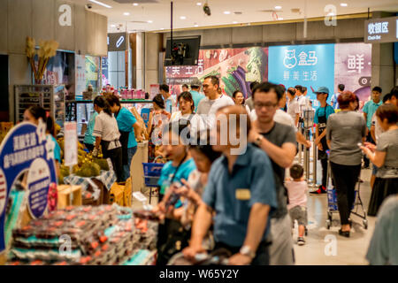 ------ Kunden in einem Geschäft von O2 O frische Produkte Händler Hemaxiansheng, auch als Hema frische Store, der Chinesischen e-commerce Riese Alibaba Gro bekannt Stockfoto