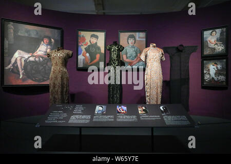 Vintage Shanghai Stil qipao Kleider, oder Cheongsam, gespendet von Taiwanesischen Sammler Wang Shuizhong sind auf dem Display während der Ausstellung im Shanghai Stockfoto