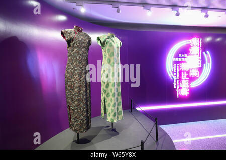 Vintage Shanghai Stil qipao Kleider, oder Cheongsam, gespendet von Taiwanesischen Sammler Wang Shuizhong sind auf dem Display während der Ausstellung im Shanghai Stockfoto