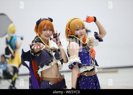 Chinesische cosers in Cosplay Kostüme gekleidet darstellen, während das Beijing International Comics & Animation Festival 2018 in Peking, China, 9. August 2018. Stockfoto