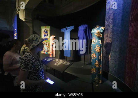 Vintage Shanghai Stil qipao Kleider, oder Cheongsam, gespendet von Taiwanesischen Sammler Wang Shuizhong sind auf dem Display während der Ausstellung im Shanghai Stockfoto