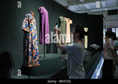 Vintage Shanghai Stil qipao Kleider, oder Cheongsam, gespendet von Taiwanesischen Sammler Wang Shuizhong sind auf dem Display während der Ausstellung im Shanghai Stockfoto