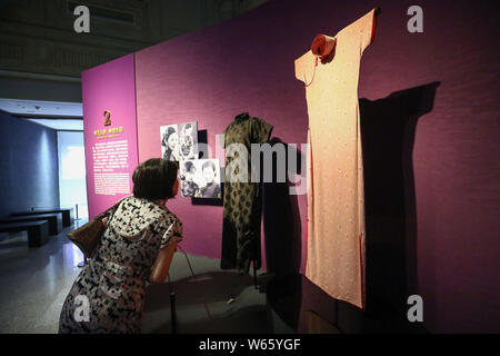 Vintage Shanghai Stil qipao Kleider, oder Cheongsam, gespendet von Taiwanesischen Sammler Wang Shuizhong sind auf dem Display während der Ausstellung im Shanghai Stockfoto