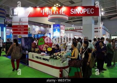 ---- Leute besuchen Sie den Stand von Sinopec (China Petroleum & Chemical Corporation) während der Expo in der Stadt Lanzhou im Nordwesten der chinesischen Provinz Gansu, 6. Stockfoto