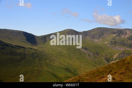 Die wainwrights Segeln & Aal Crag (Crag Hill) aus dem Weg zu Grisedale Hecht in den Coldale Tal im Nationalpark Lake District, Cumbria, England Stockfoto