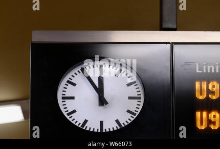 Uhr, fuenf vor zwoelf, Berlin, Deutschland, Fünf vor Zwölf Stockfoto