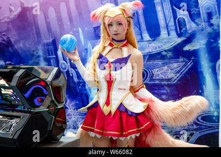 Eine chinesische Showgirl, Cosplay Kostüm, stellt auf dem Stand der Toshiba während des 16. China Digital Entertainment Expo, auch als ChinaJoy bekannt Stockfoto