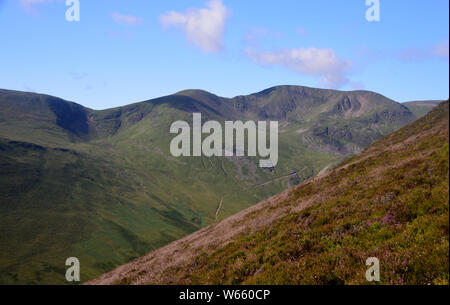 Die wainwrights Segeln & Aal Crag (Crag Hill) aus dem Weg zu Grisedale Hecht in den Coldale Tal im Nationalpark Lake District, Cumbria, England Stockfoto