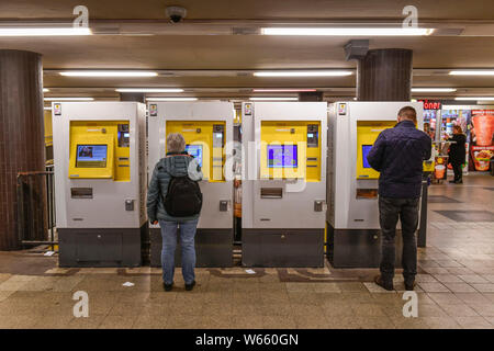 Ticketautomaten, Bahnhof Zoologischer Garten, Charlottenburg, Berlin, Deutschland Stockfoto