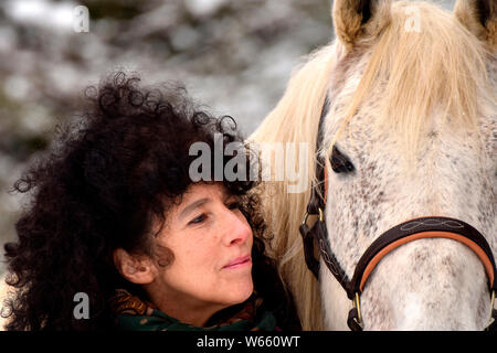 Frau und arabische Pferd, Grau, Grau, Flohmarkt - gebissen, Wallach Stockfoto